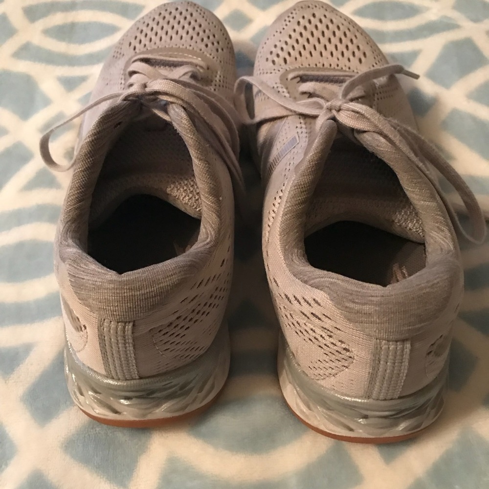 Women’s New Balance tennis shoes